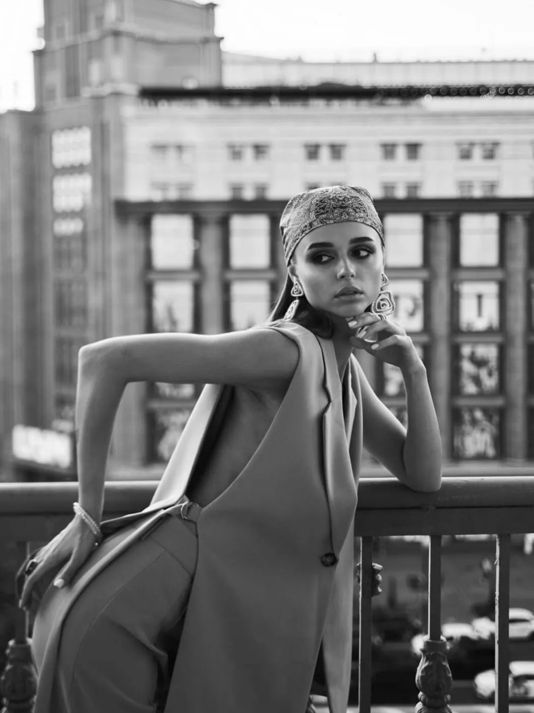 Героиня вирусного видео из-под Лавры увлекла сеть своей внешностью. Фото