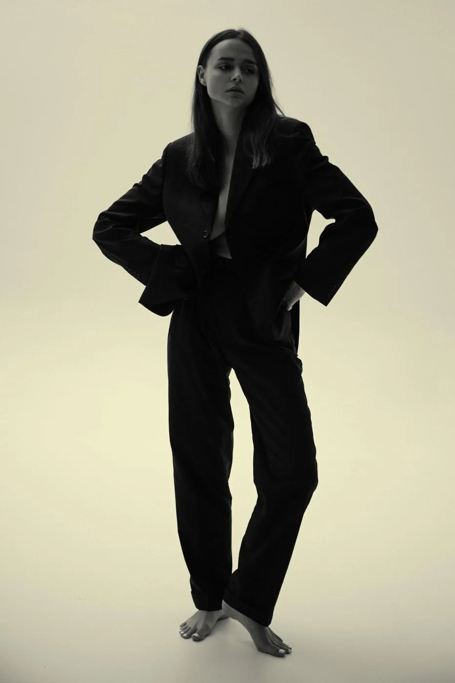 Героиня вирусного видео из-под Лавры увлекла сеть своей внешностью. Фото