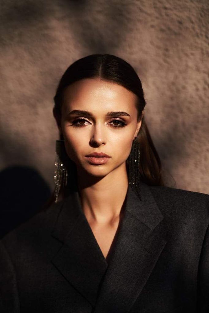 Героиня вирусного видео из-под Лавры увлекла сеть своей внешностью. Фото