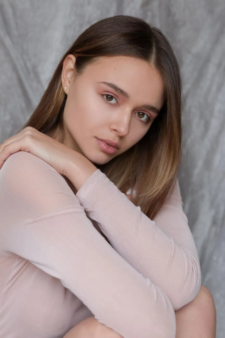 Героиня вирусного видео из-под Лавры увлекла сеть своей внешностью. Фото