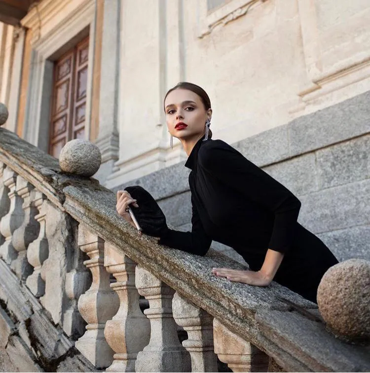 Героиня вирусного видео из-под Лавры увлекла сеть своей внешностью. Фото