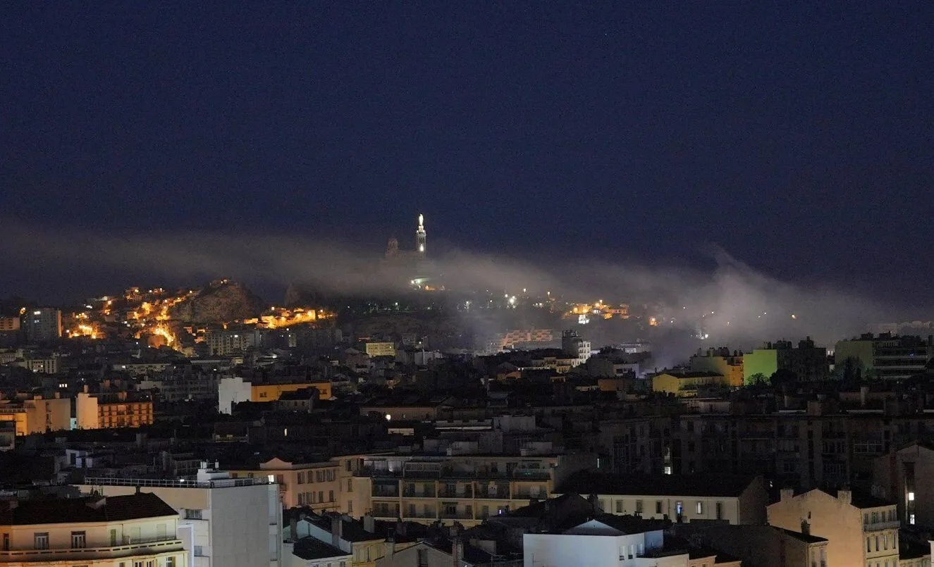 У французькому Марселі обвалився житловий будинок: перші фото та відео