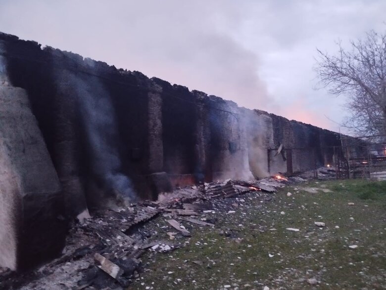 Рашисты обстреляли управляемыми авиабомбами Бериславский район. Разрушен элеватор, - ОВА 03