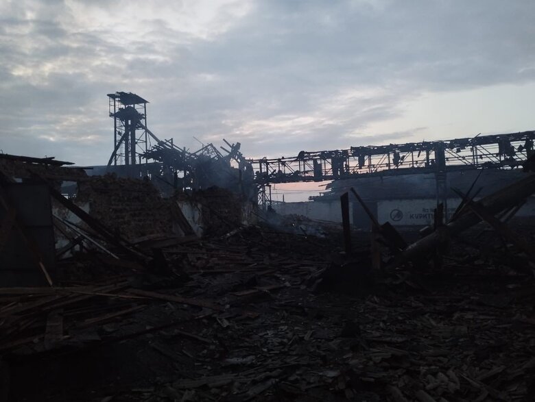 Рашисты обстреляли управляемыми авиабомбами Бериславский район. Разрушен элеватор, - ОВА 04