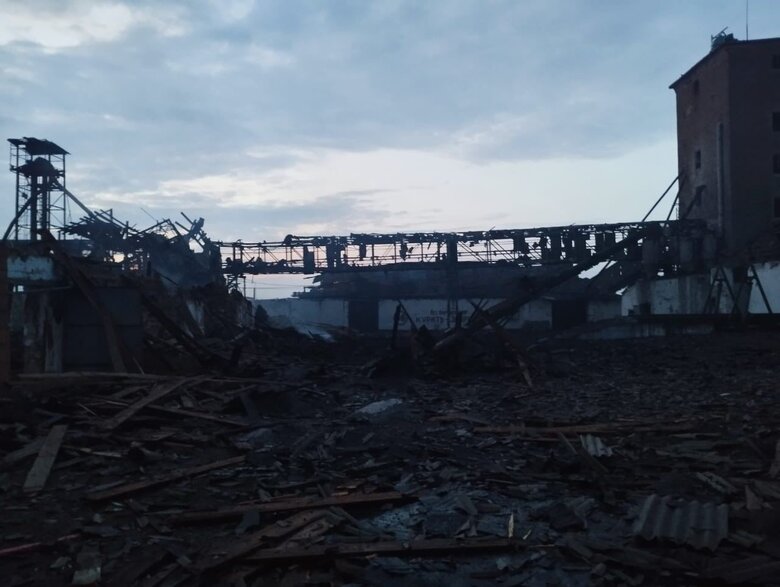 Рашисты обстреляли управляемыми авиабомбами Бериславский район. Разрушен элеватор, - ОВА 05