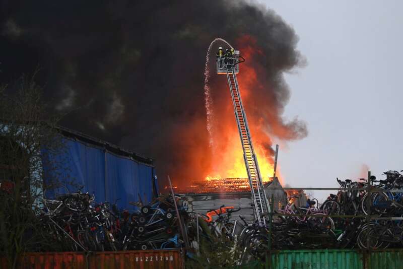 В Гамбурге вспыхнул масштабный пожар: город накрыло токсическим облаком. Видео