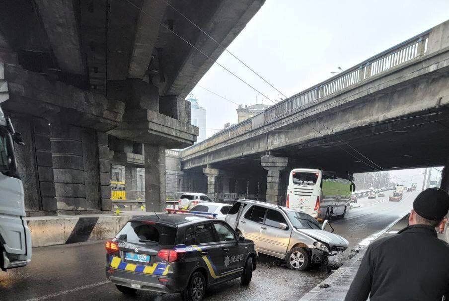 У Києві на Берестейському проспекті Mercedes в’їхав у опору моста: виник корок. Фото і відео dqxikeidqxidant