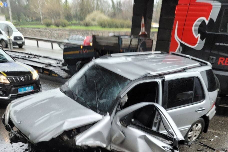 У Києві на Берестейському проспекті Mercedes в’їхав у опору моста: виник корок. Фото і відео