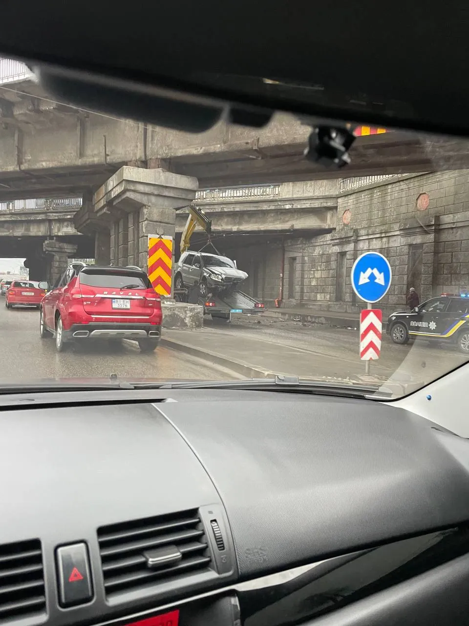 У Києві на Берестейському проспекті Mercedes в’їхав у опору моста: виник корок. Фото і відео