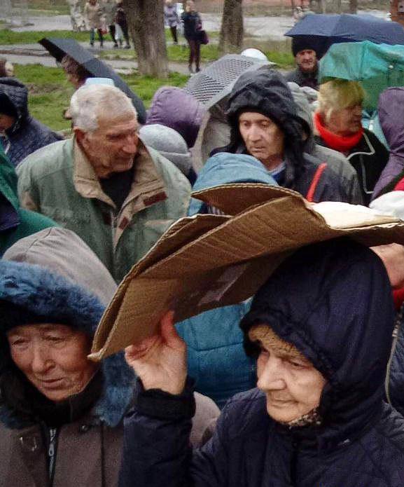 Маріупольці годинами стоять в черзі за їжею, - міськрада dqxikeidqxitkant