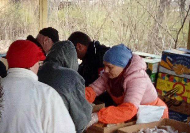 Маріупольці годинами стоять в черзі за їжею, - міськрада