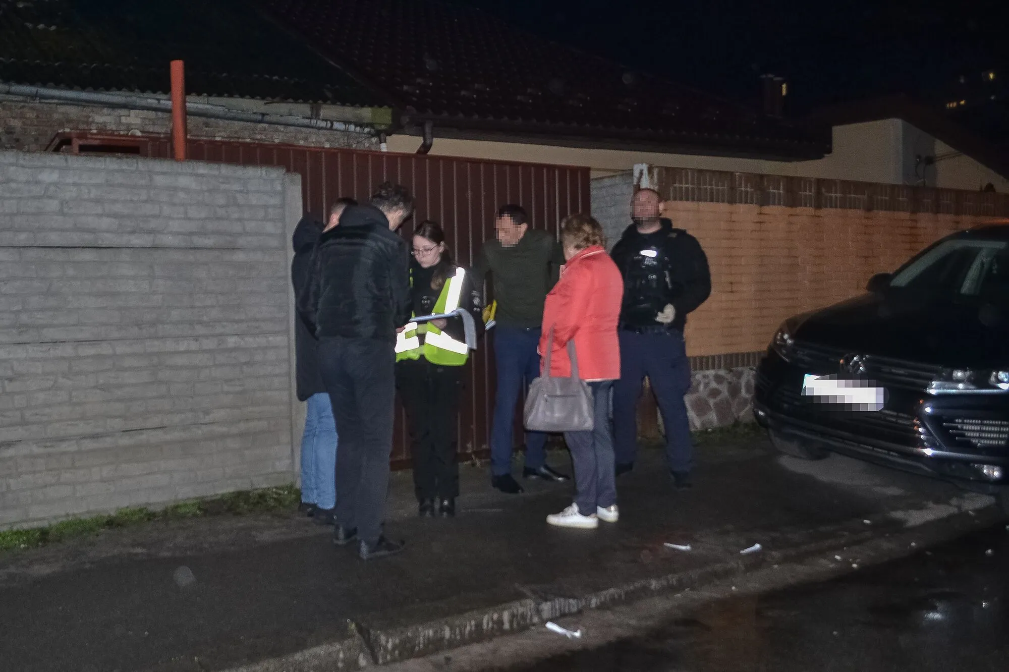 У Києві чоловік через сварку із продавцем обстріляв кіоск: усередині були відвідувачі. Відео