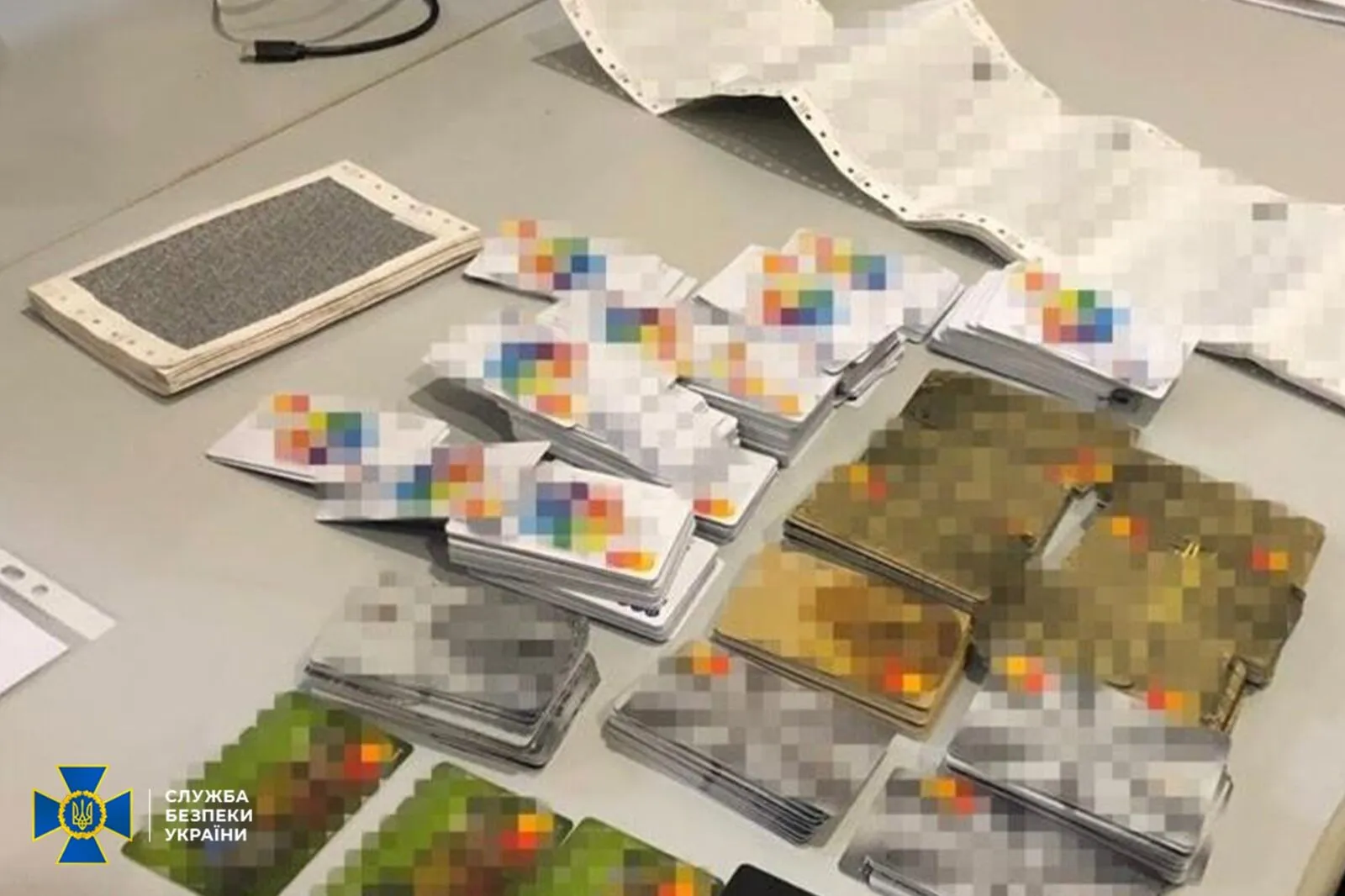 Наживалися на мешканцях Бахмута, які втекли від війни: СБУ викрила шахраїв, які дурили людей, обіцяючи виїзд за кордон. Фото