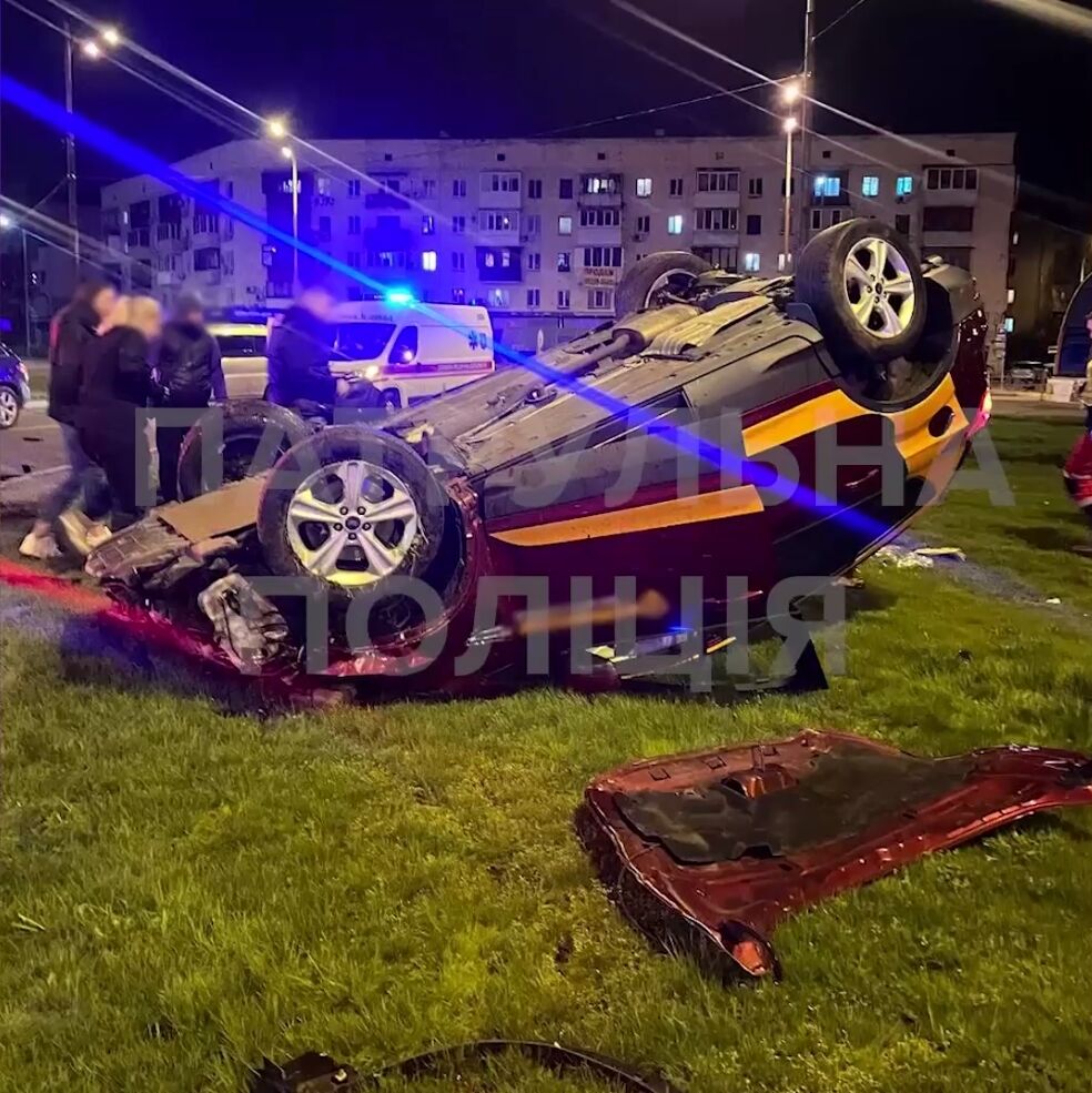 У Києві на проспекті Каденюка легковик протаранив паркан, вилетів на клумбу і кілька разів перекинувся. Відео