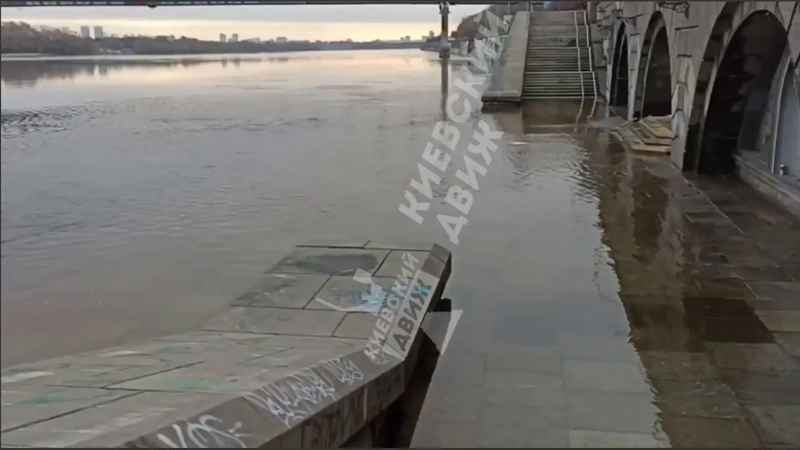 У Києві через підйом води затопило набережну на Подолі. Фото і відео