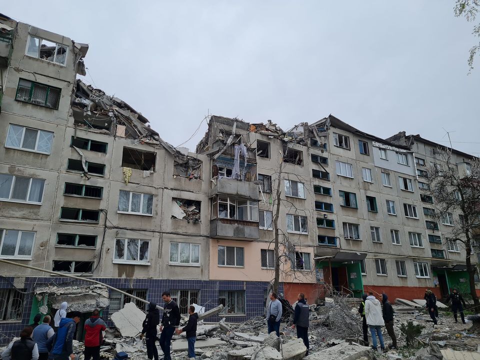 Окупанти обстріляли житлові багатоповерхівки у Слов’янську на Донеччині: багато руйнувань, є поранені. Фото і відео dqxikeidqxiqqeant