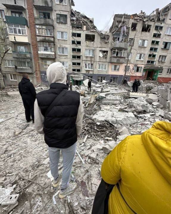 Окупанти обстріляли житлові багатоповерхівки у Слов’янську на Донеччині: багато руйнувань, є поранені. Фото і відео