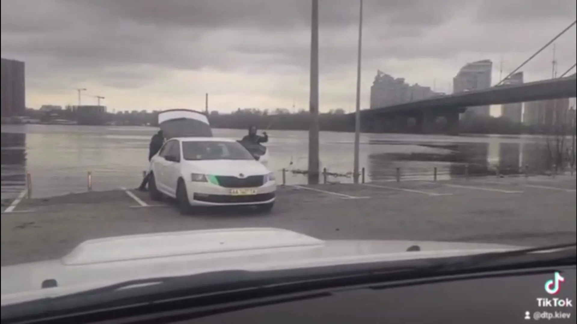 В Киеве из-за подтопления мужчины ловили рыбу прямо из машины. Видео dqxikeidqxiqqeant