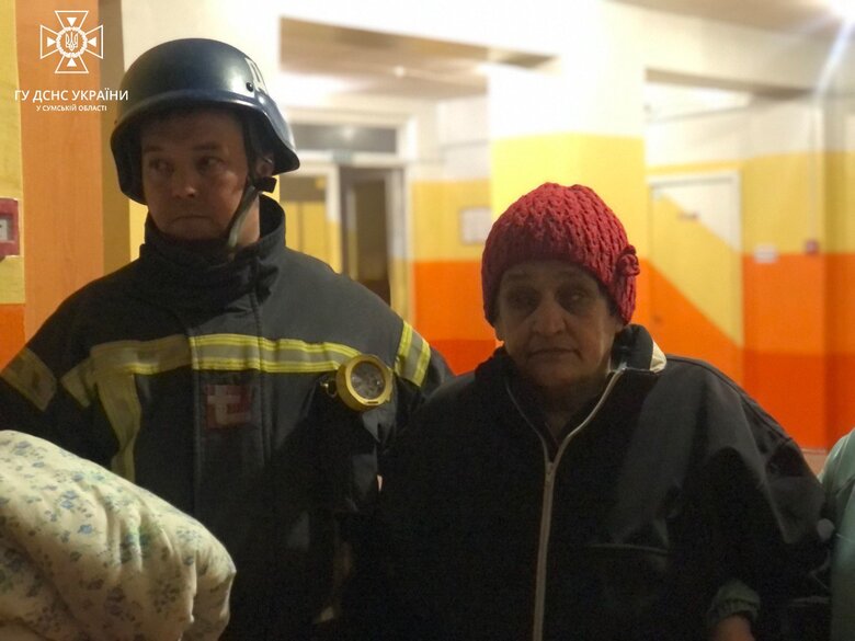 Унаслідок ворожого авіаудару по Сумщині пошкоджено будівлю психоневрологічного інтернату, евакуйовано понад 100 осіб 04