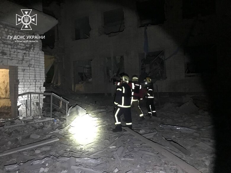 Унаслідок ворожого авіаудару по Сумщині пошкоджено будівлю психоневрологічного інтернату, евакуйовано понад 100 осіб 03