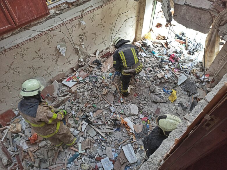 Из-под завалов в Славянске изъято тело погибшего мужчины, - ГСЧС 03