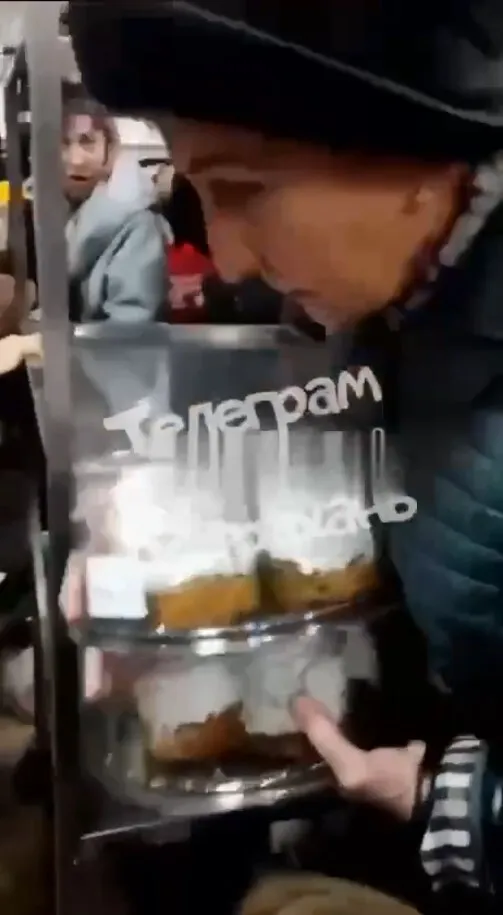 В Астрахані росіяни влаштували тисняву у черзі за пасками. Відео