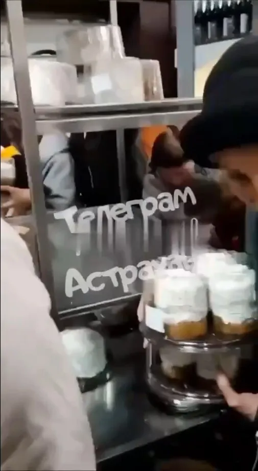 В Астрахані росіяни влаштували тисняву у черзі за пасками. Відео