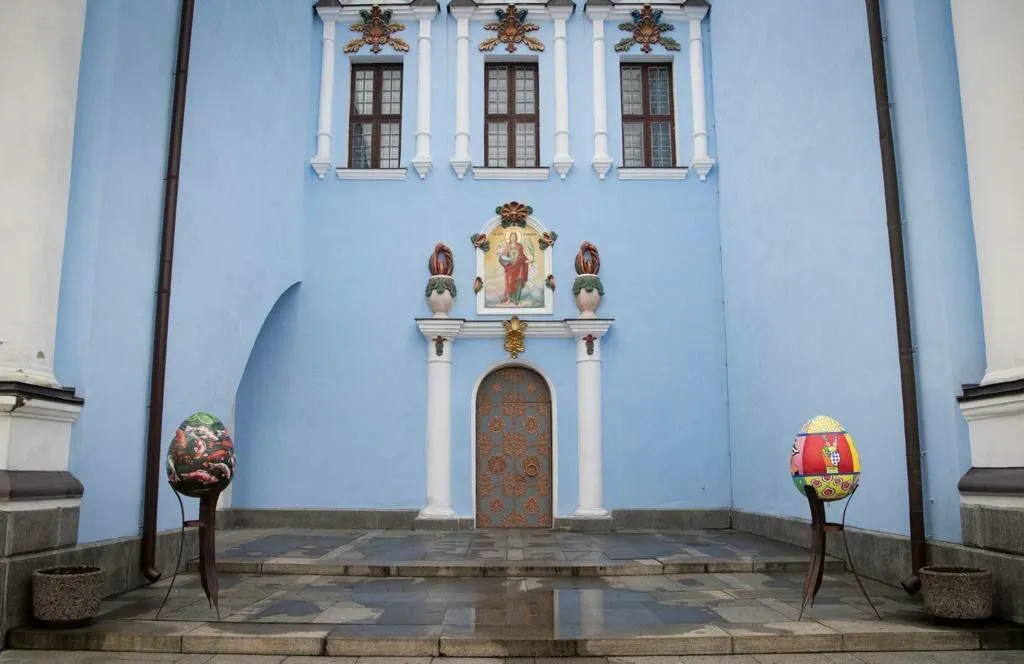 Біля Михайлівського собору в Києві можна відвідати унікальну виставку писанок. Фото