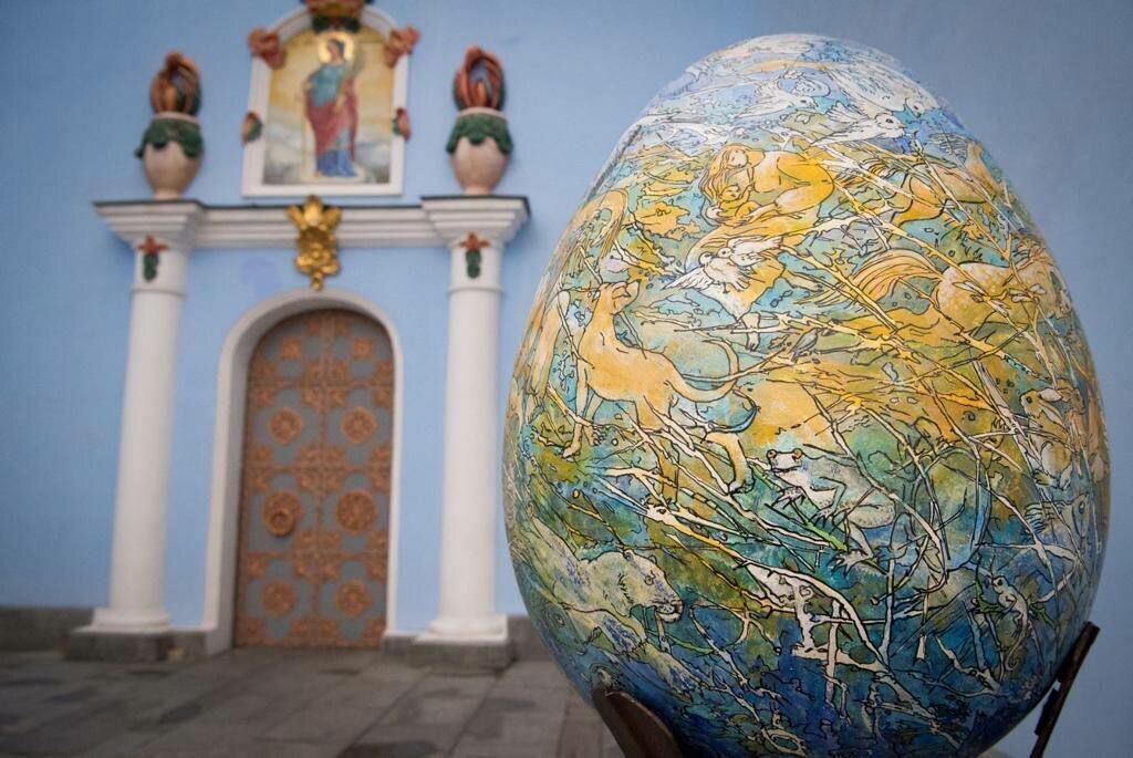 Возле Михайловского собора можно посетить уникальную выставку писанок. Фото