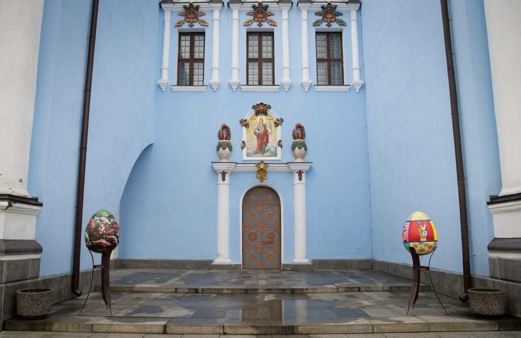 Возле Михайловского собора можно посетить уникальную выставку писанок. Фото