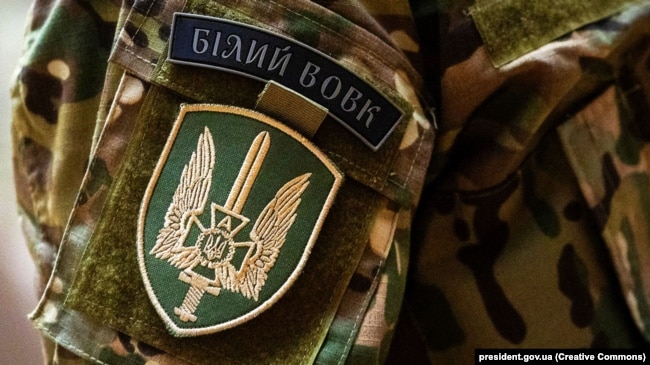 Шеврон на форме спецназовца СБУ из группы «Белые Волки»