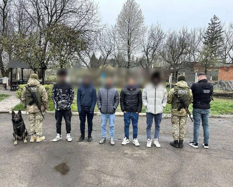 Фото На Буковине пограничники задержали группу мужчин, которые пытались сбежать из страны 17 апреля 2023