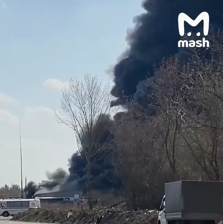 У Дзержинську спалахнула потужна пожежа на заводі, піднявся стовп чорного диму. Відео