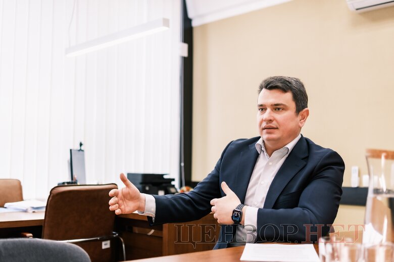 Артем Ситник: Я розумію, що у багатьох є надія, що якщо не буде декларування, то до їхніх необґрунтованих активів ніхто не добереться. Насправді це не так 07 Артем Ситник: Я розумію, що у багатьох є надія, що якщо не буде декларування, то до їхніх необґрунтованих активів ніхто не добереться. Насправді це не так 07