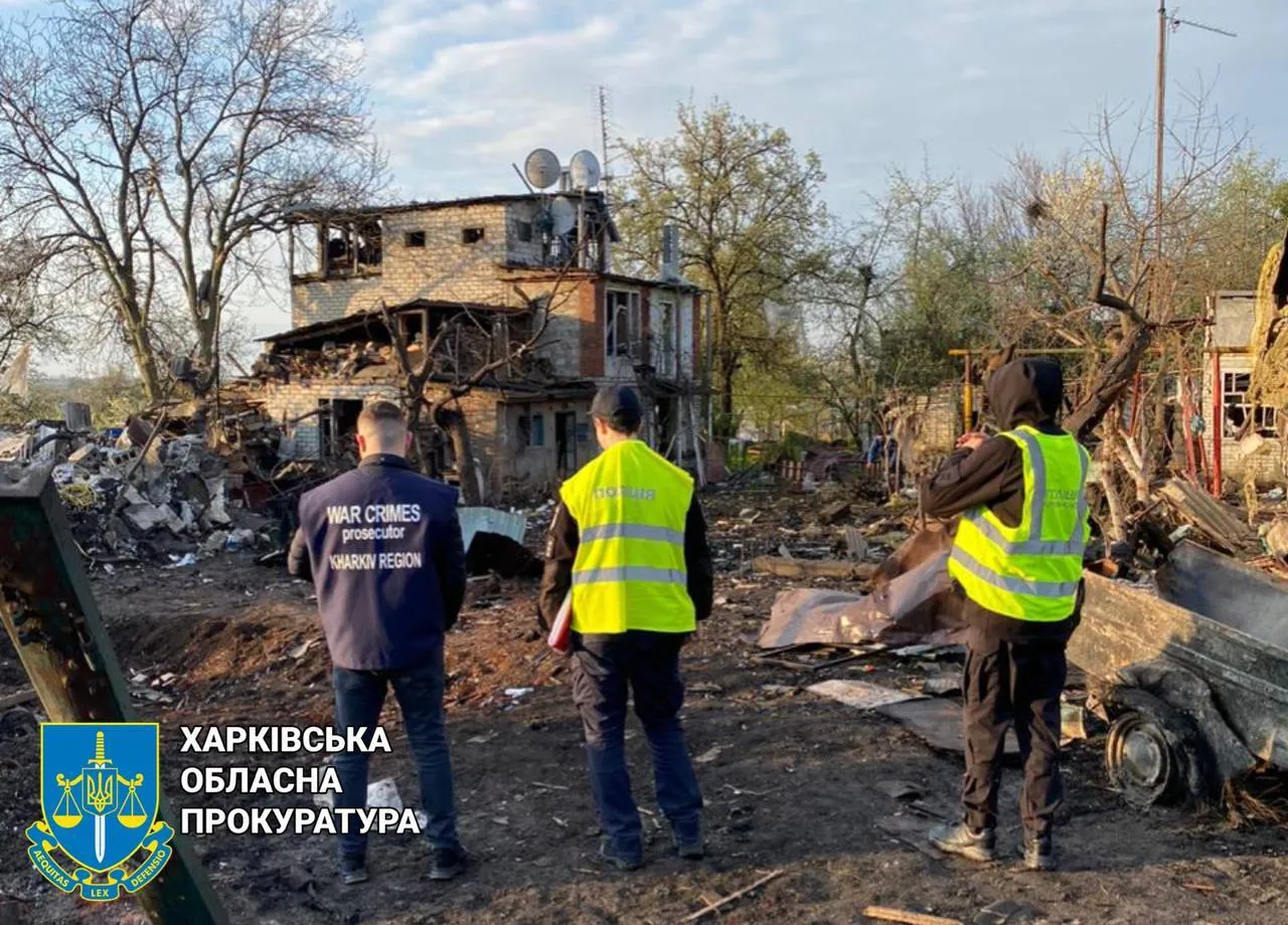 Понівечені будинки та авто: з’явилися нові фото наслідків обстрілів РФ у Харківській області dqxikeidqxitkant