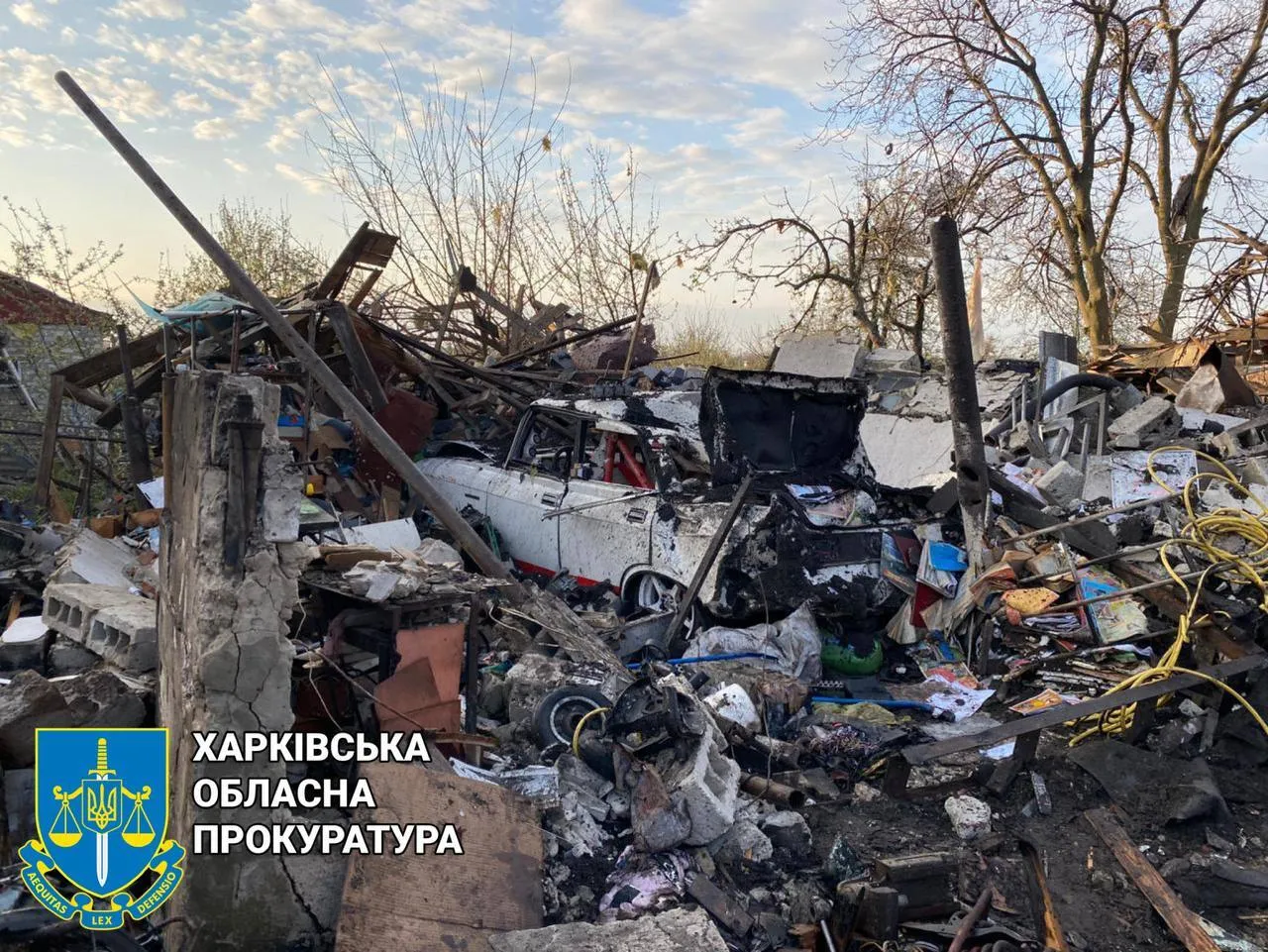 Понівечені будинки та авто: з’явилися нові фото наслідків обстрілів РФ у Харківській області