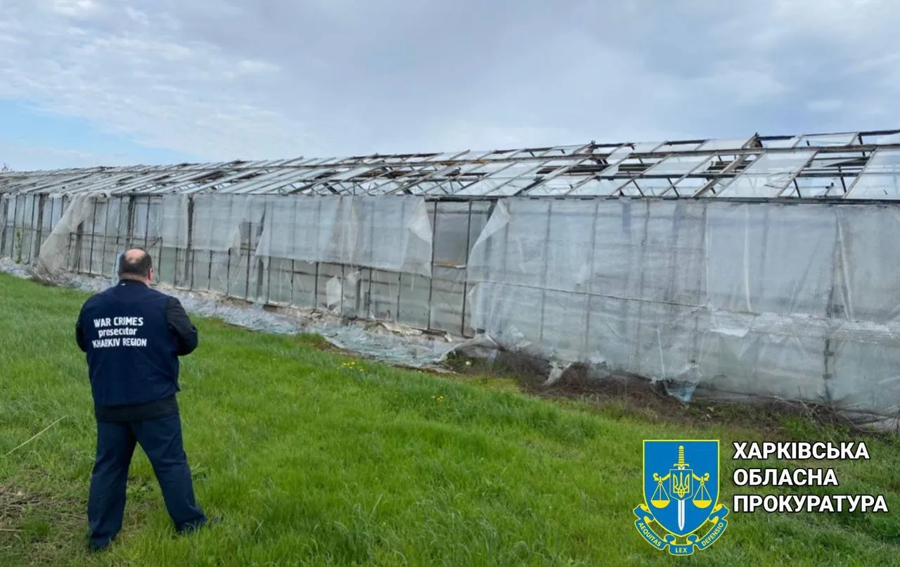 Понівечені будинки та авто: з’явилися нові фото наслідків обстрілів РФ у Харківській області