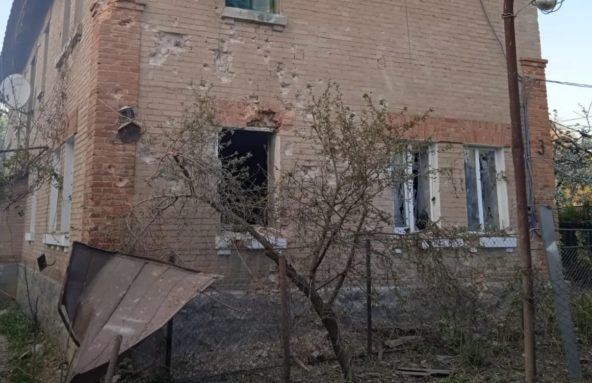 Зруйновані будинки, перебитий газогон, поранені люди: армія РФ обстріляла Марганець і Нікополь. Фото dqxikeidqxitkant