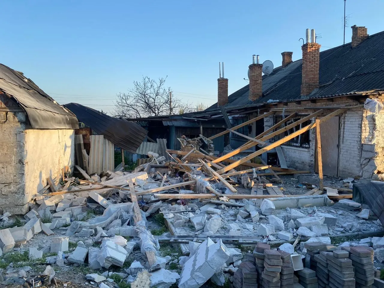 Зруйновані будинки, перебитий газогон, поранені люди: армія РФ обстріляла Марганець і Нікополь. Фото