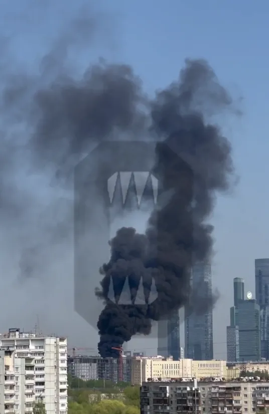 В Москве зажегся мощный пожар, горит элитный ЖК: поднялся черный дым. Видео