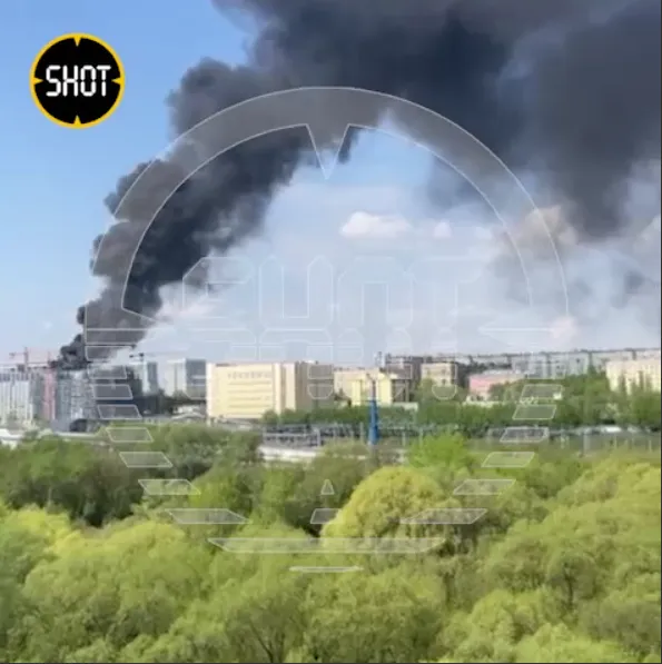 В Москве зажегся мощный пожар, горит элитный ЖК: поднялся черный дым. Видео