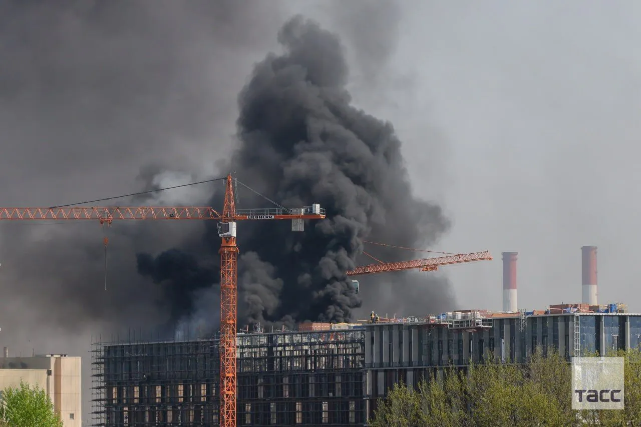 У Москві спалахнула потужна пожежа, горить елітний ЖК: піднявся чорний дим. Відео