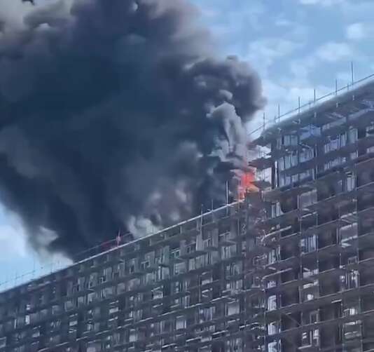 В Москве зажегся мощный пожар, горит элитный ЖК: поднялся черный дым. Видео