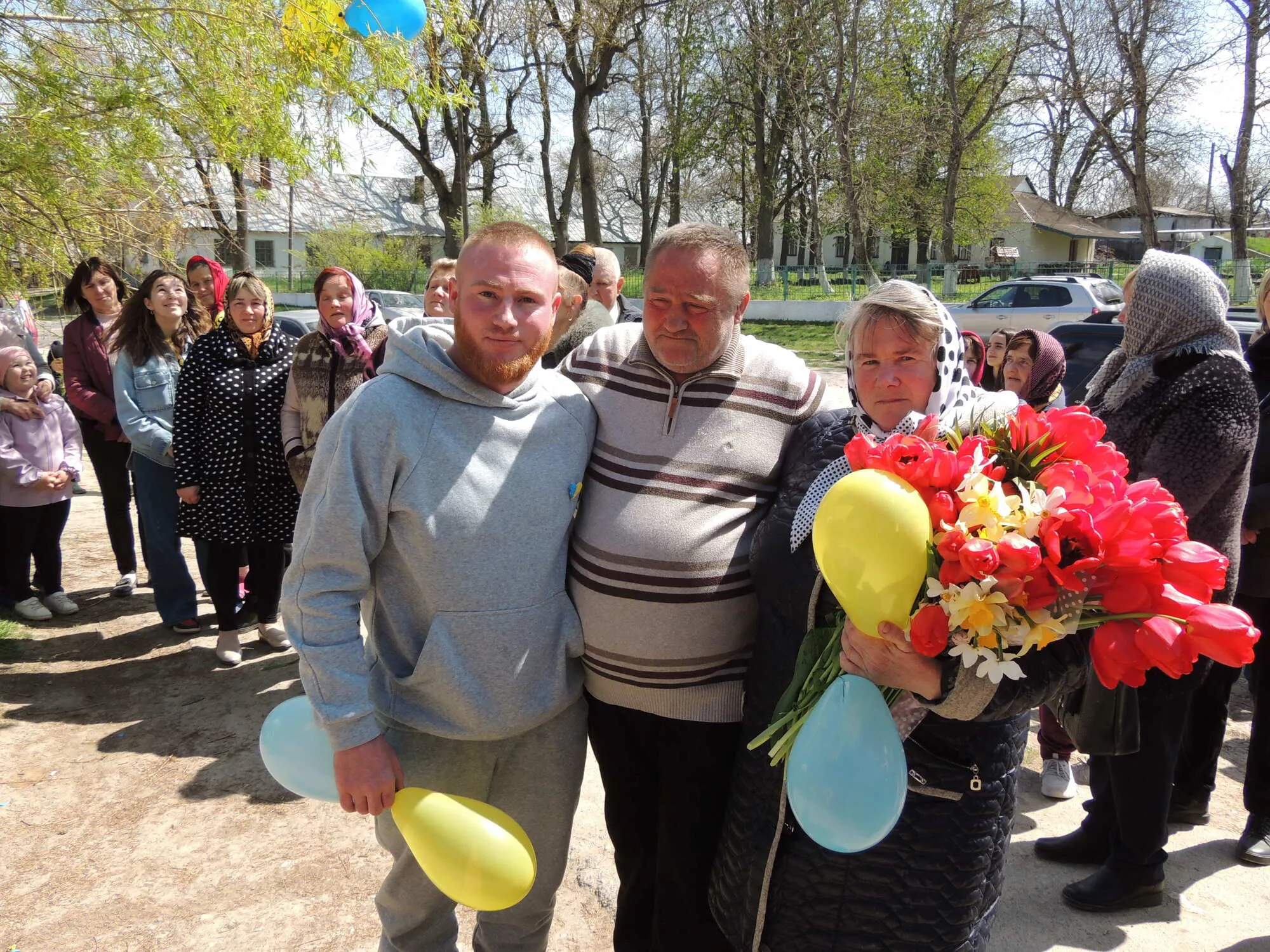 Встречали всем селом: сеть умилили кадры возвращения украинского Героя из плена. Видео