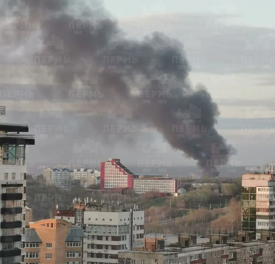 У російській Пермі горів підсанкційний завод, що виготовляє артилерію. Фото видовищної "бавовни"