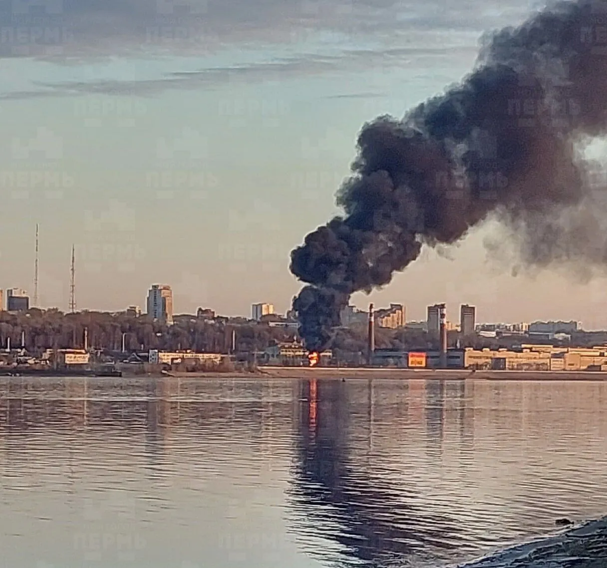 У російській Пермі горів підсанкційний завод, що виготовляє артилерію. Фото видовищної "бавовни" dqxikeidqxiqqeant
