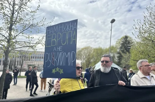 Російськомовні жителі Риги закликали Путіна не пхати носа в Латвію. Фото dqxikeidqxitkant