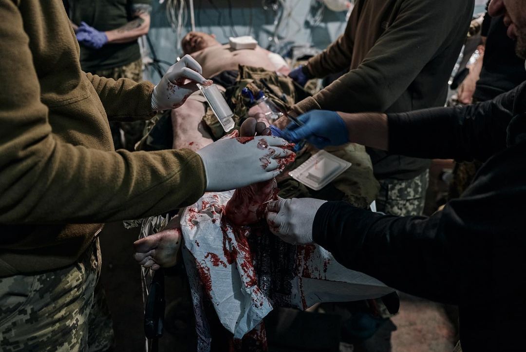 "Минута промедления может стоить жизни": опубликованы тяжелые фото из стабпункта под Бахмутом