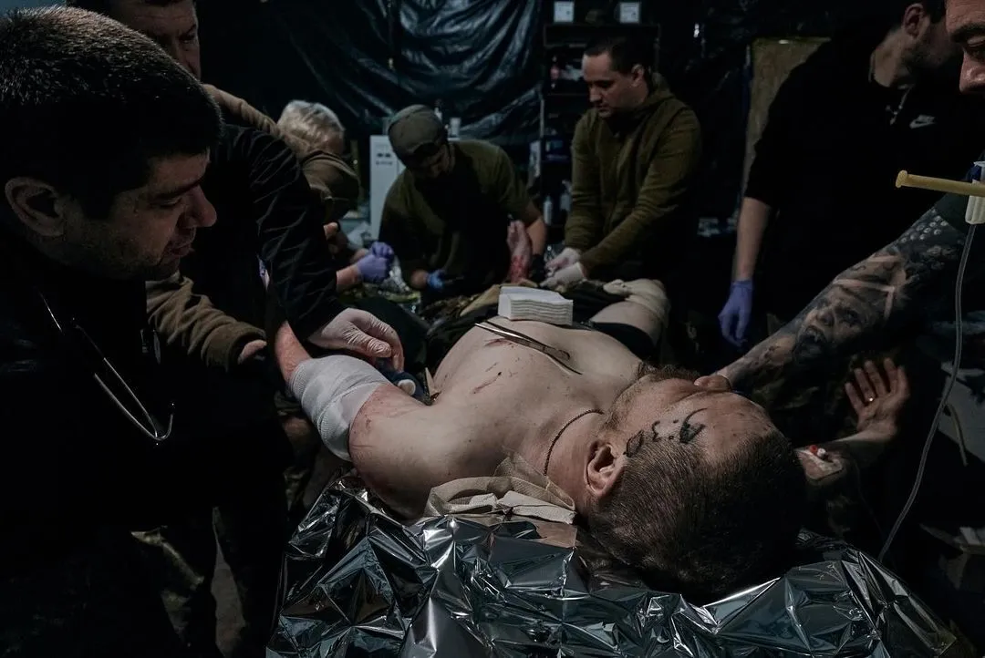 "Минута промедления может стоить жизни": опубликованы тяжелые фото из стабпункта под Бахмутом