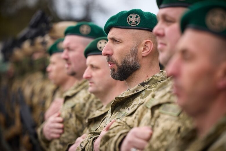 Зеленский вручил государственные награды пограничникам 06